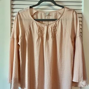 Beautiful hinge ladies top, Large, satiny fabric, bell sleeves, flattering, EUC